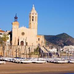 Playa de La Fragata e chiesa Sant Bartomeu e Santa Tecla a Sitges